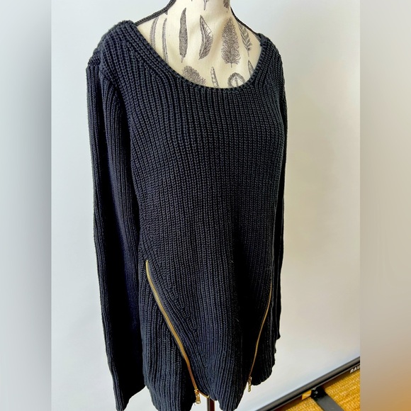 Guess diagonal side zipper sweater - Picture 2 of 6